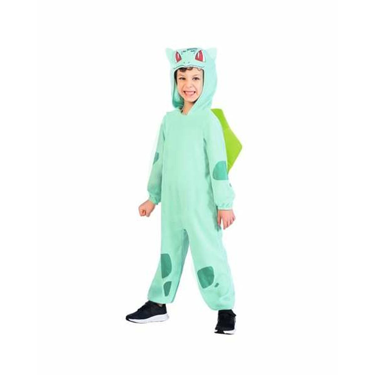 Ett glatt barn i en helkroppsdräkt som föreställer Pokémon-figuren Bulbasaur, dräkten är ljusgrön med mörkare detaljer och har en matchande huva.