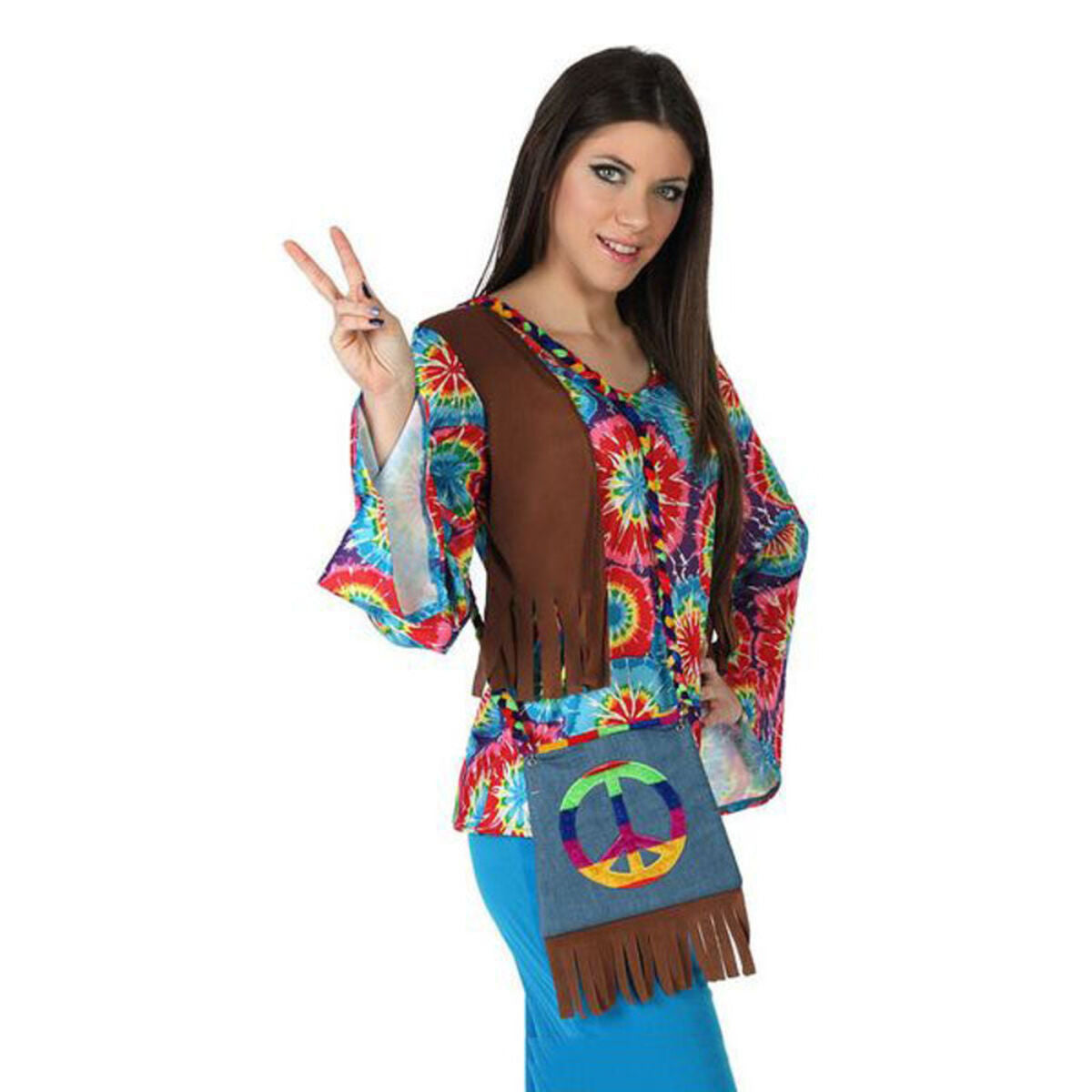 Kvinna i hippie outfitt bär en blåfärgad tygväska i hippie-stil med ett stort, regnbågsfärgat fredstecken på framsidan och bruna fransar i nederkanten. Väskan har en flätad, flerfärgad axelrem.