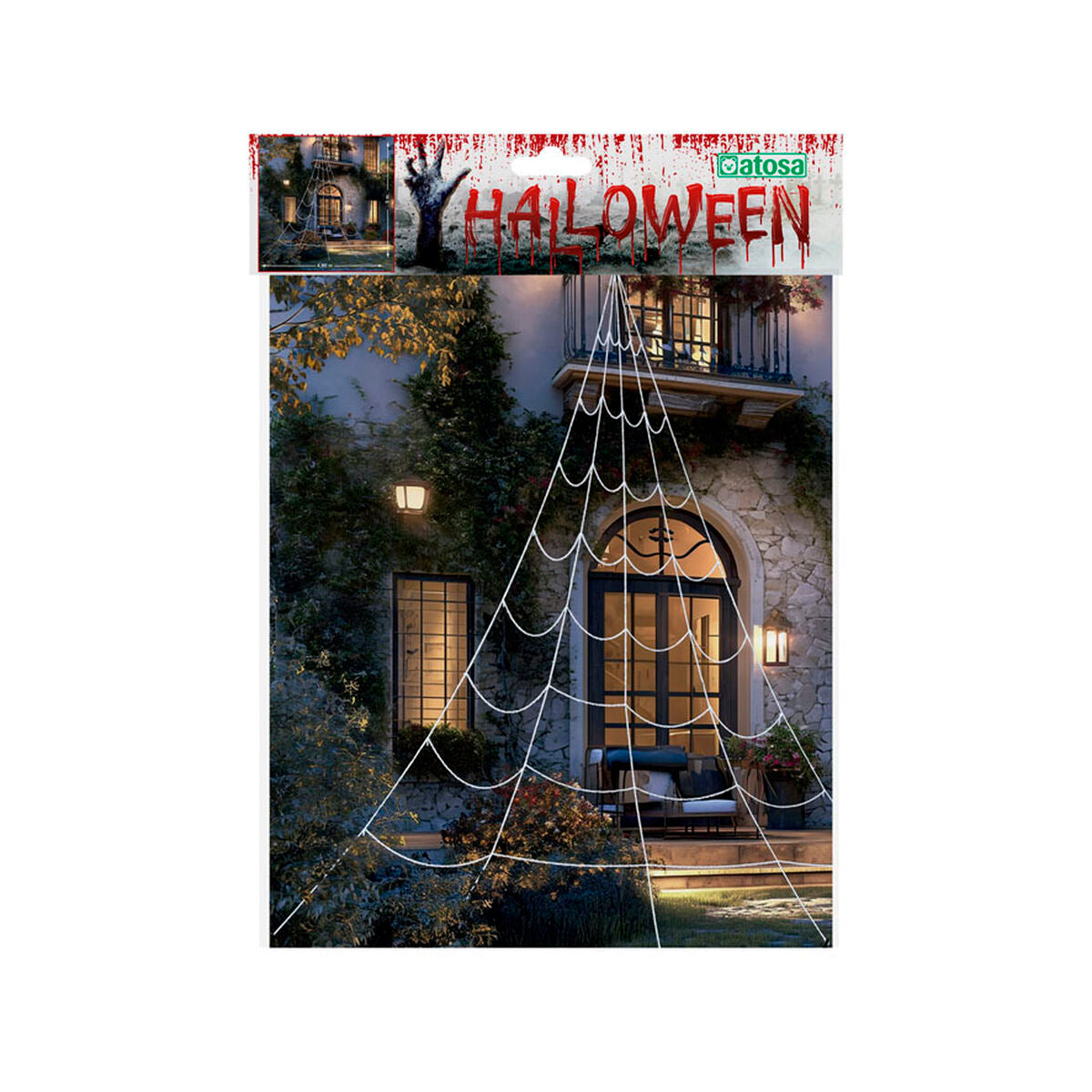 Ett stort vitt spindelnät utspänt över entrén till ett stenhus under kvällstid för Halloween-dekoration.