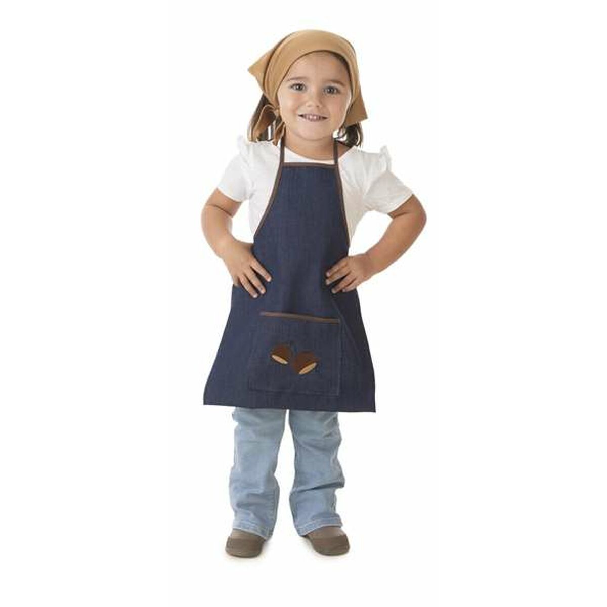 Ett litet barn som ler och bär ett mörkblått denimförkläde med bruna kanter och två kastanjer broderade på fickan, tillsammans med en brun bandana.