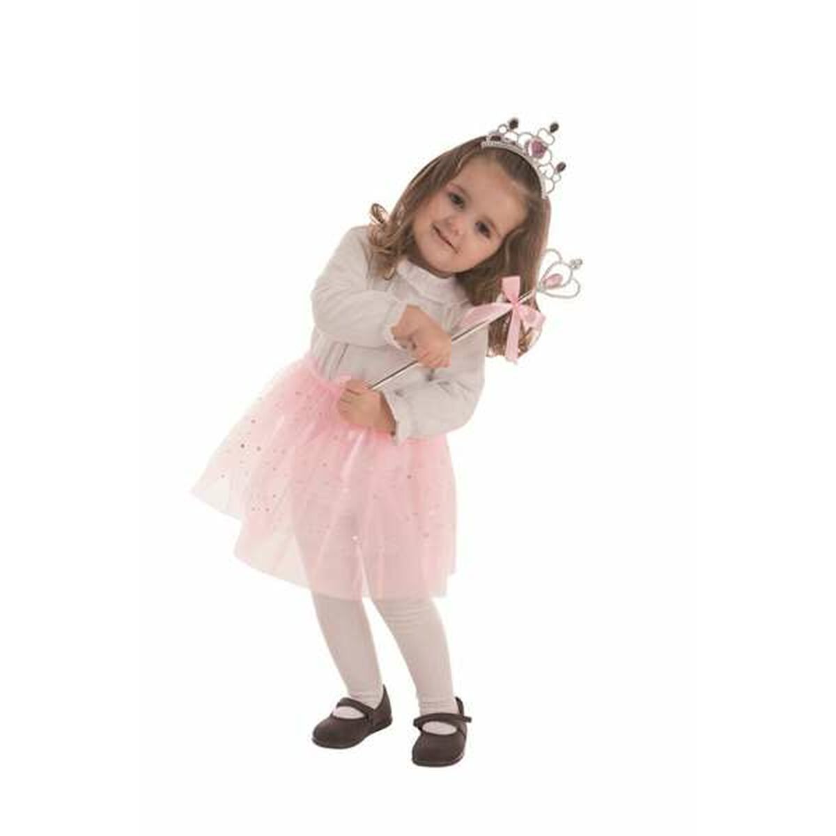 Ett litet barn poserar i en rosa tyllkjol, en tiara och håller i en trollstav, iklädd en dräkt som symboliserar en snöprinsessa.