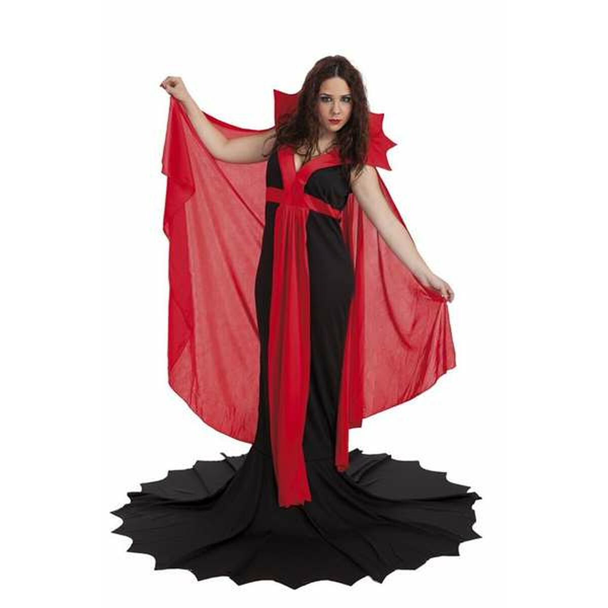 En kvinna poserar dramatiskt i en lång svart och röd glamourös vampyrdräkt med en stor röd mantel och en krage som liknar fladdermusvingar.