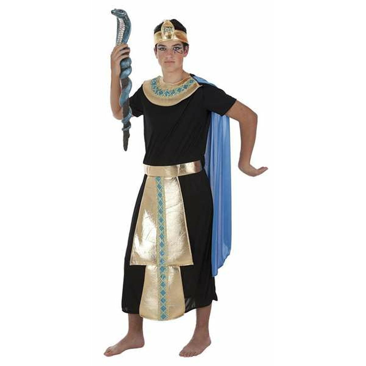 En ung man klädd som en egyptisk Farao i en svart tunika med gulddetaljer, blå mantel och guldkrona, som håller i en ormformad stav.