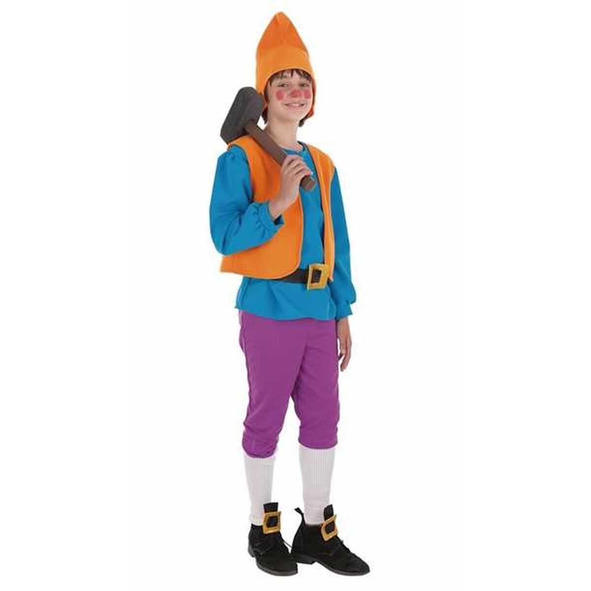 Ett barn i en färggrann dräkt som föreställer en tomte eller dvärg, komplett med orange mössa, blå tröja, orange väst och lila byxor, hållandes en hammare över axeln.