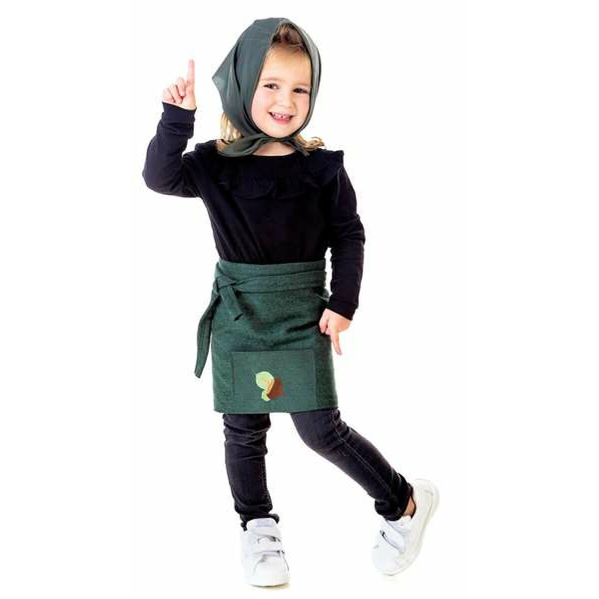 Ett leende litet barn poserar iklädd ett grönt förkläde och en matchande grön scarf som huvudbonad, redo för påskfirande.