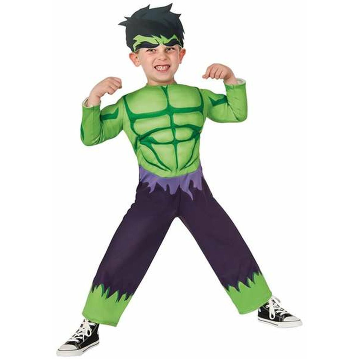 Ett glatt litet barn poserar som Hulken i en grön och lila tvådelad dräkt med en matchande mask som ger intryck av hans karaktäristiska hår.