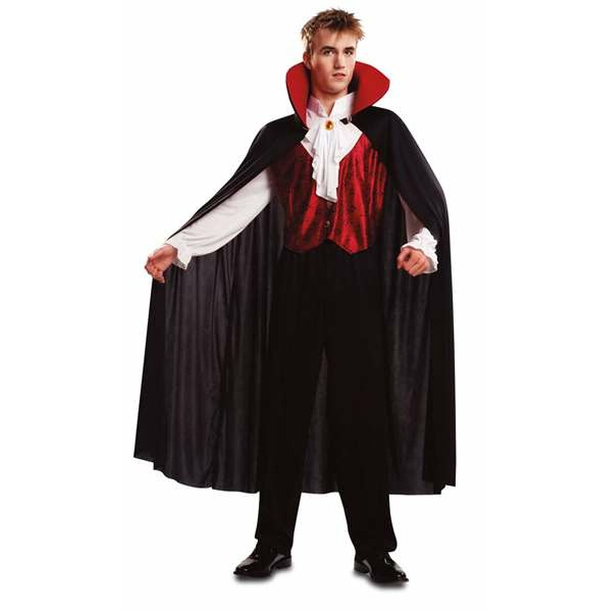 En man klädd i en klassisk vampyrdräkt som inkluderar svarta byxor, en röd och svart väst över en vit skjorta, och en lång svart mantel med röd krage.