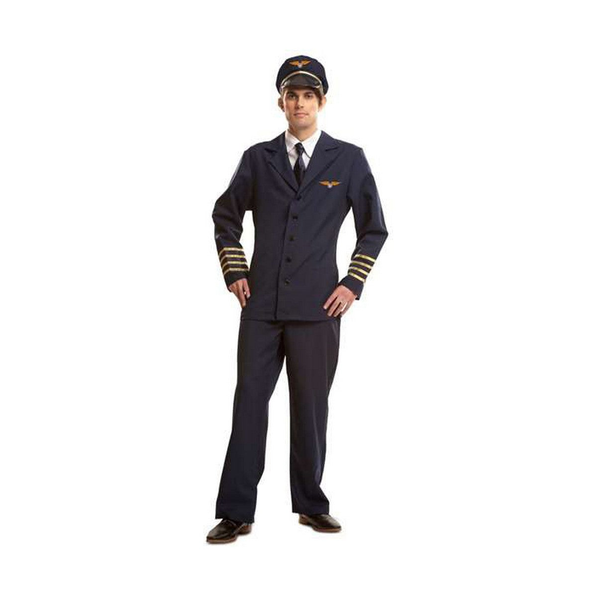 En man i en komplett pilotdräkt, inklusive byxor, jacka med guldränder, skjorta, slips och keps, står med händerna på höfterna.