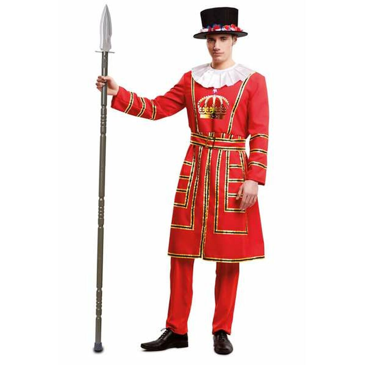 En man klädd i en röd och guldaccentuerad Beefeater-maskeraddräkt med svart hatt och vit krage, som håller i ett spjut.