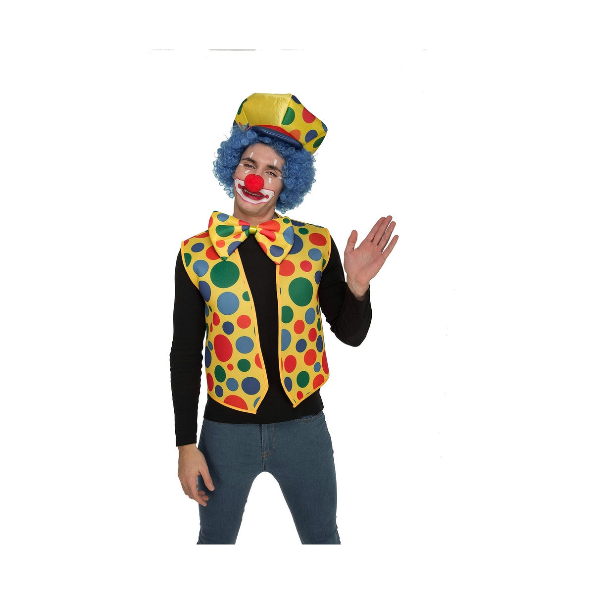 En person i en färgglad clowndräkt som består av en gul väst med röda, blå och gröna prickar, matchande stor fluga, blå peruk och röd clownnäsa. Personen vinkar glatt.