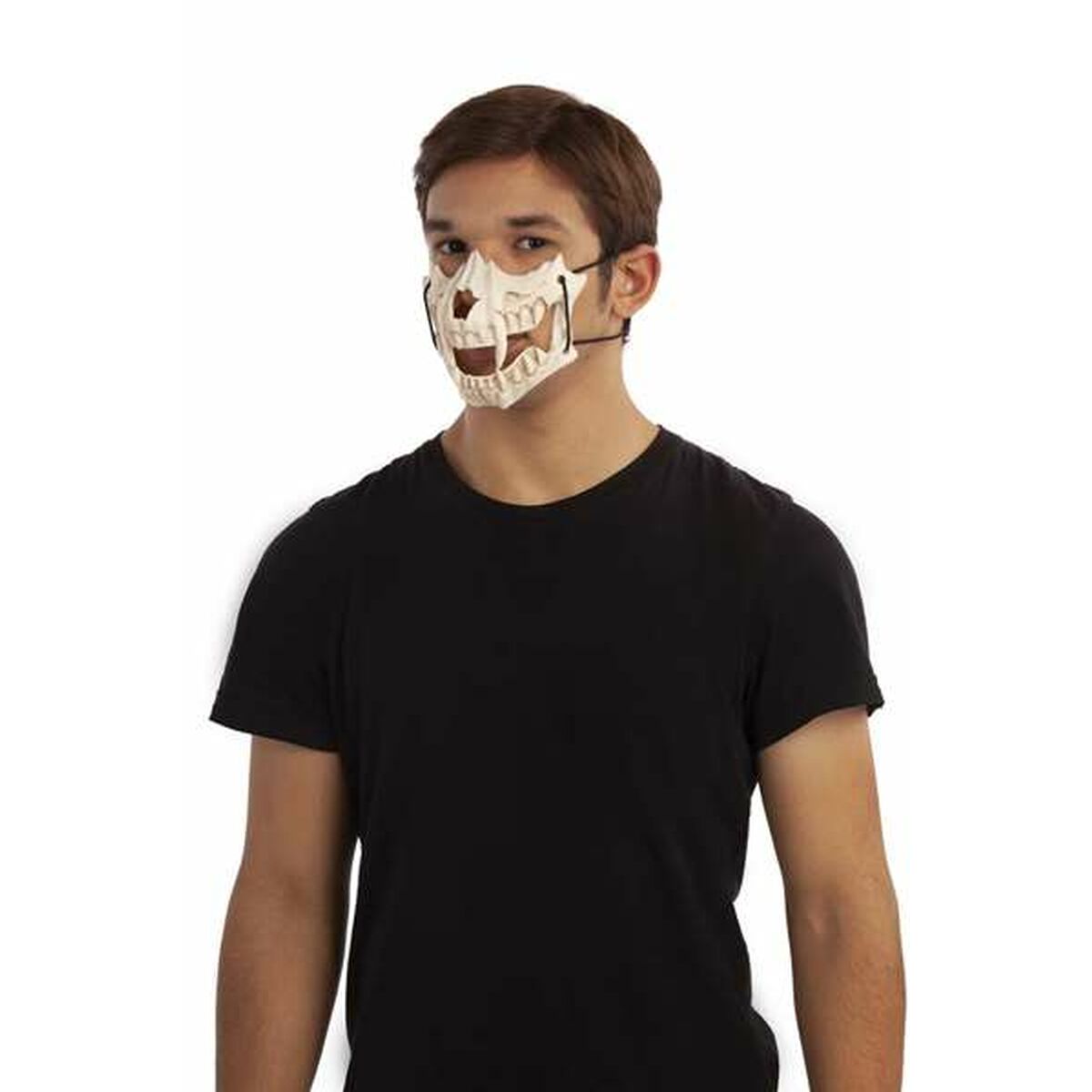 En man bär en vit halvmask som föreställer en skalle med stora rovdjurständer, masken sitter fast med svarta elastiska band runt huvudet.