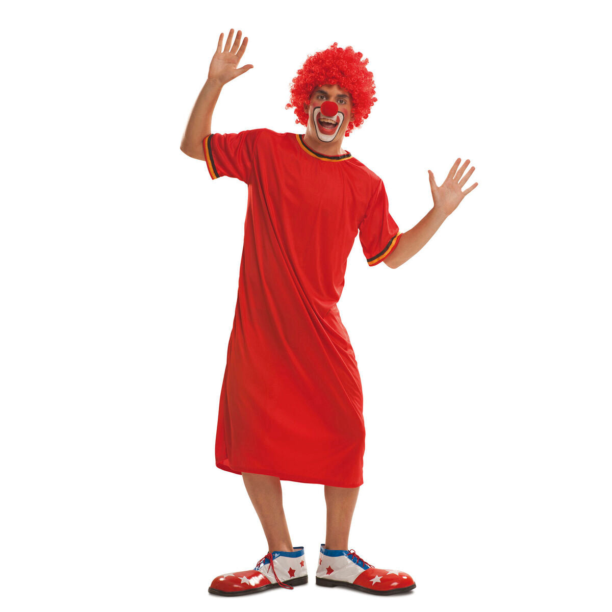 En man klädd i en enkel, lång röd clowndräkt med korta ärmar som har en svart och gul rand vid kanten. Han har en röd, lockig clownperuk och rött näsa och vinkar entusiastiskt.