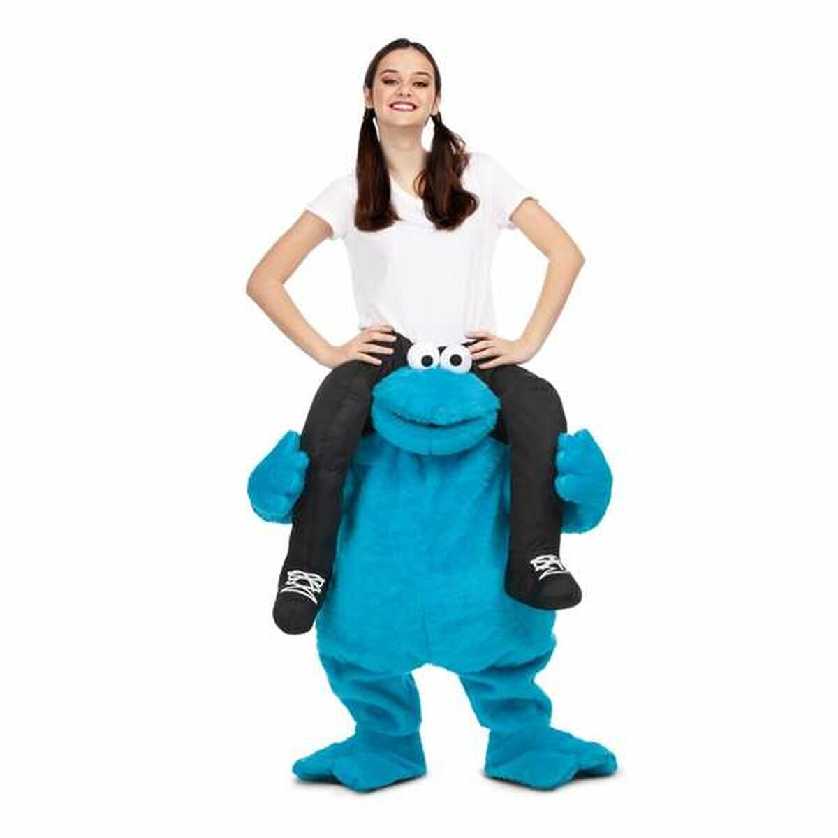 En kvinna med flätor skrattar när hon bär en blå "piggyback"-dräkt som ser ut som en tecknad figur.