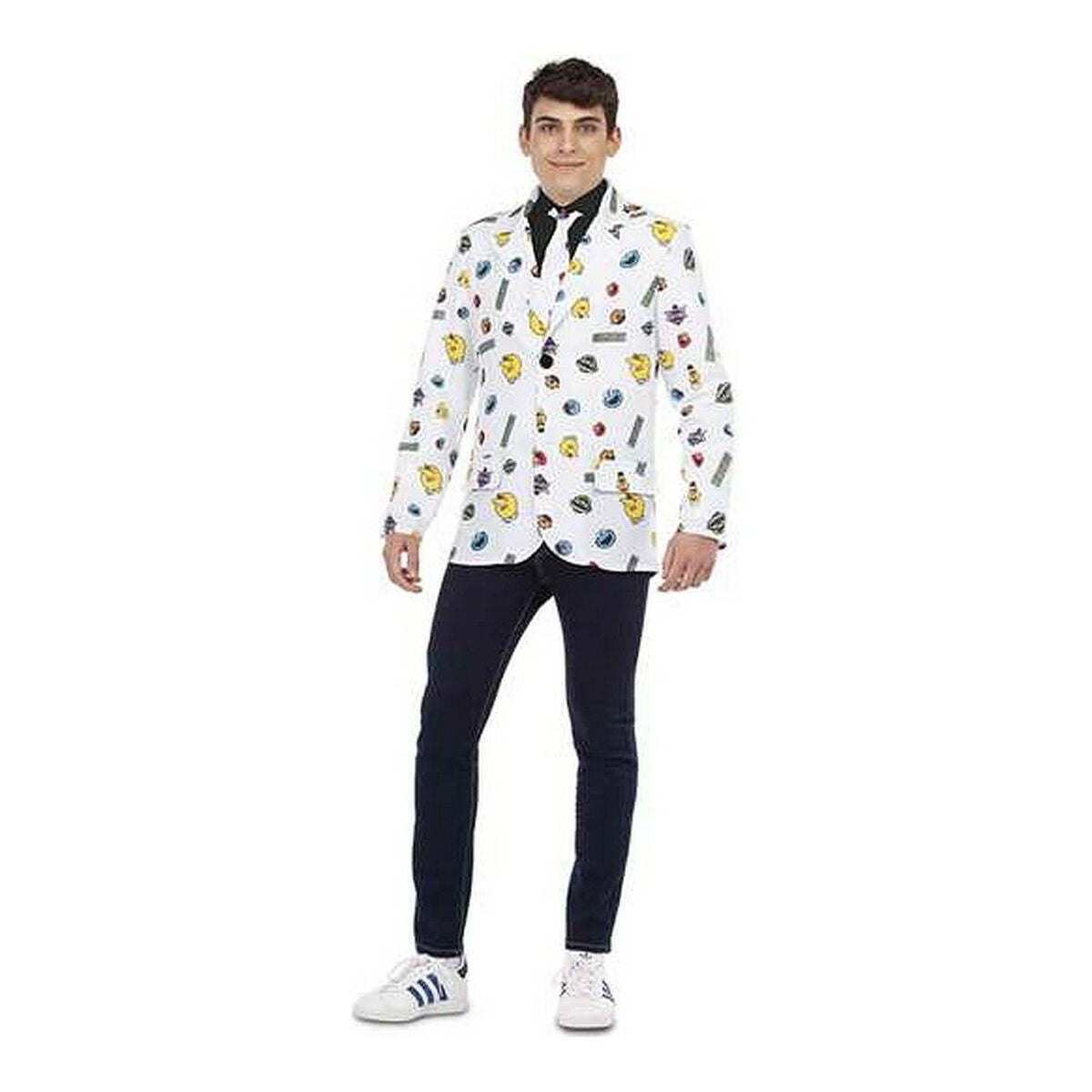 En man i en vit kavaj med ett mönster av olika färgglada Sesame Street-figurer och symboler, bärandes mörka jeans och vit skjorta med slips.