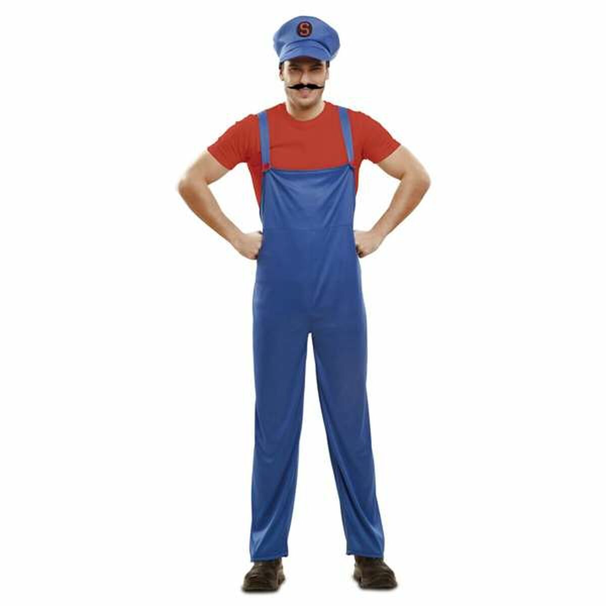 En man i en maskeraddräkt som består av blåa byxor med hängslen, en röd t-shirt, en blå keps med ett 'S' och en stor svart mustasch.