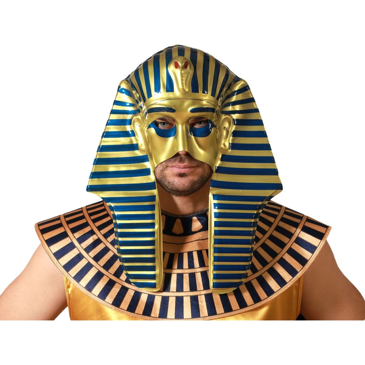 En man bär en gyllene och blå maskeradmask i faraostil.