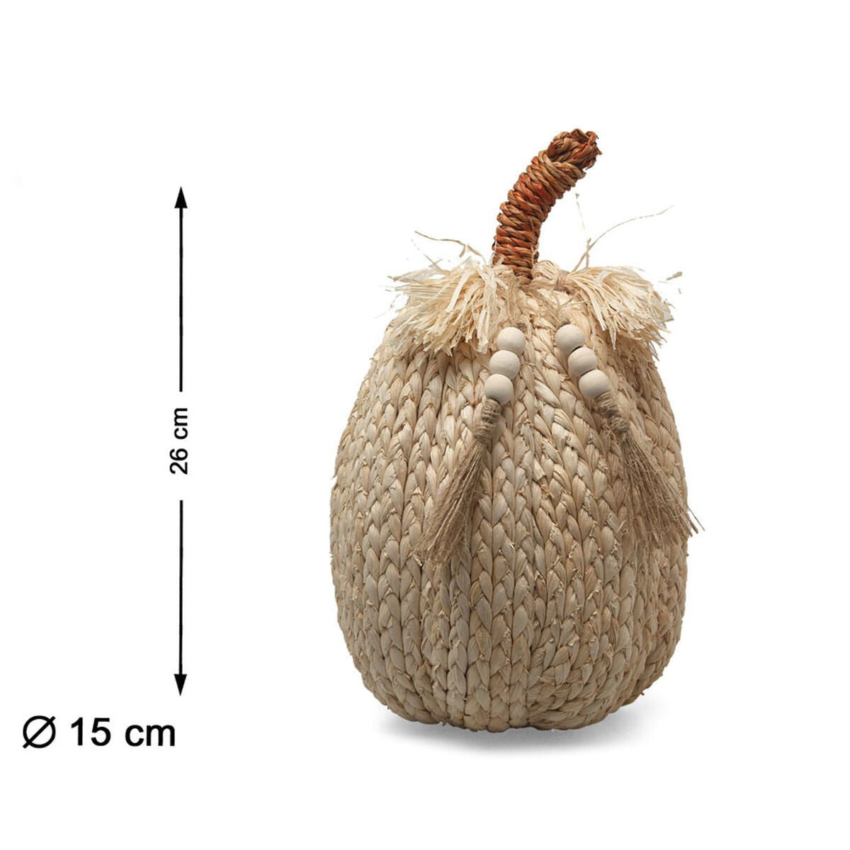 En hög, bohemisk pumpa gjord av flätade palmblad, dekorerad med träpärlor och en fransig krage, måttangivelser står brevid 26 cm hög och 15 cm i diameter.