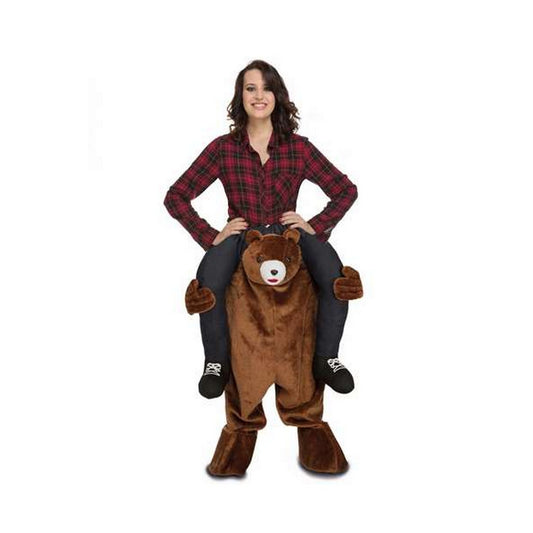 En glad kvinna ser ut att rida på axlarna av en stor, lurvig och brun teddybjörn.
