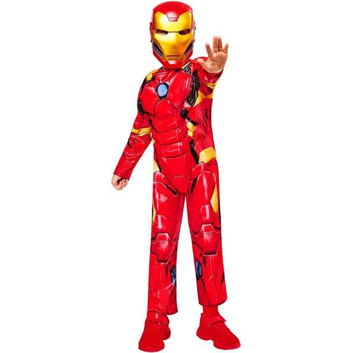 Ett barn står i en röd och gul Iron Man-maskeraddräkt med en hand utsträckt i en klassisk superhjältepose mot en vit bakgrund.