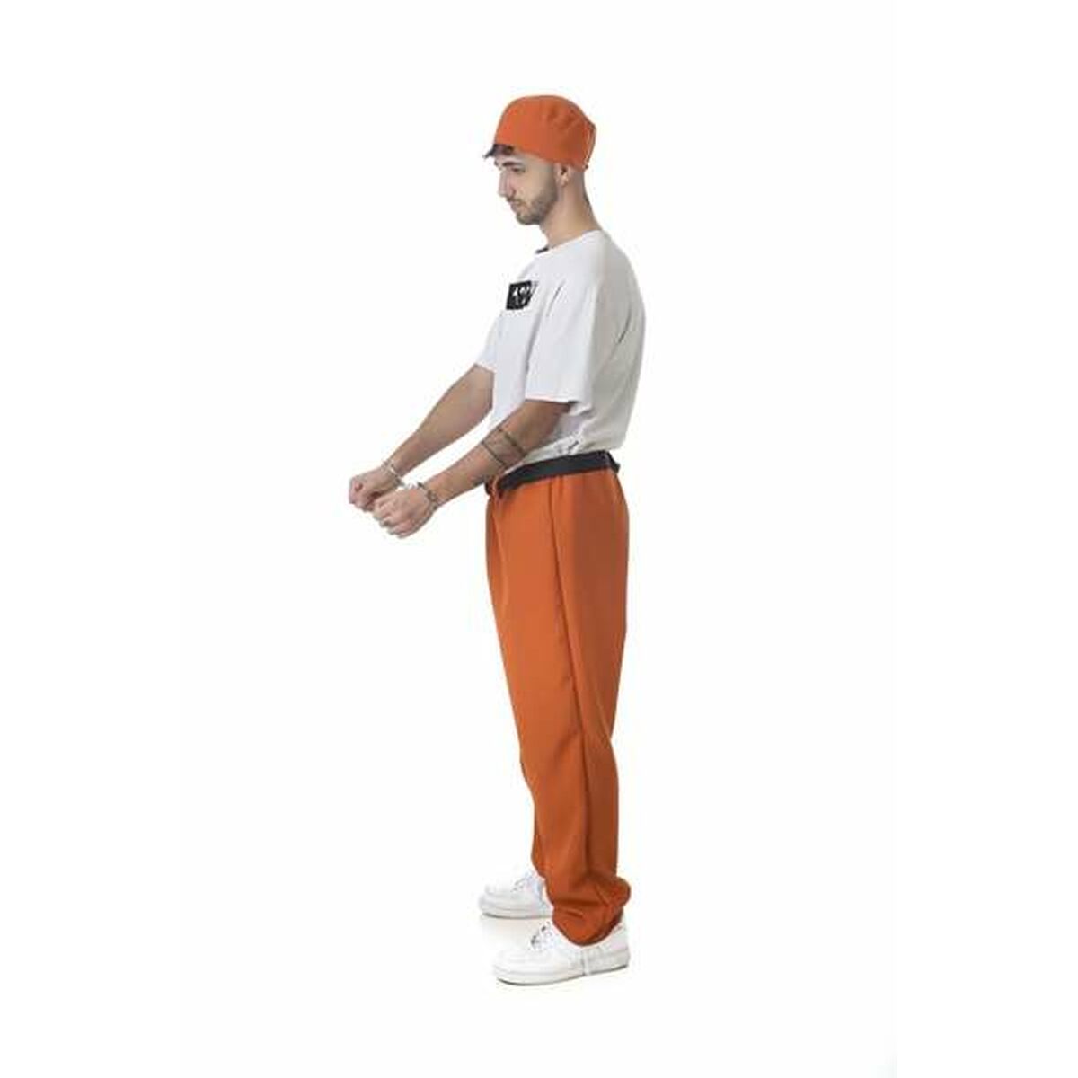 En man sedd från sidan, iklädd en orange fångdräkt för vuxna med byxor, t-shirt, keps och handklovar.