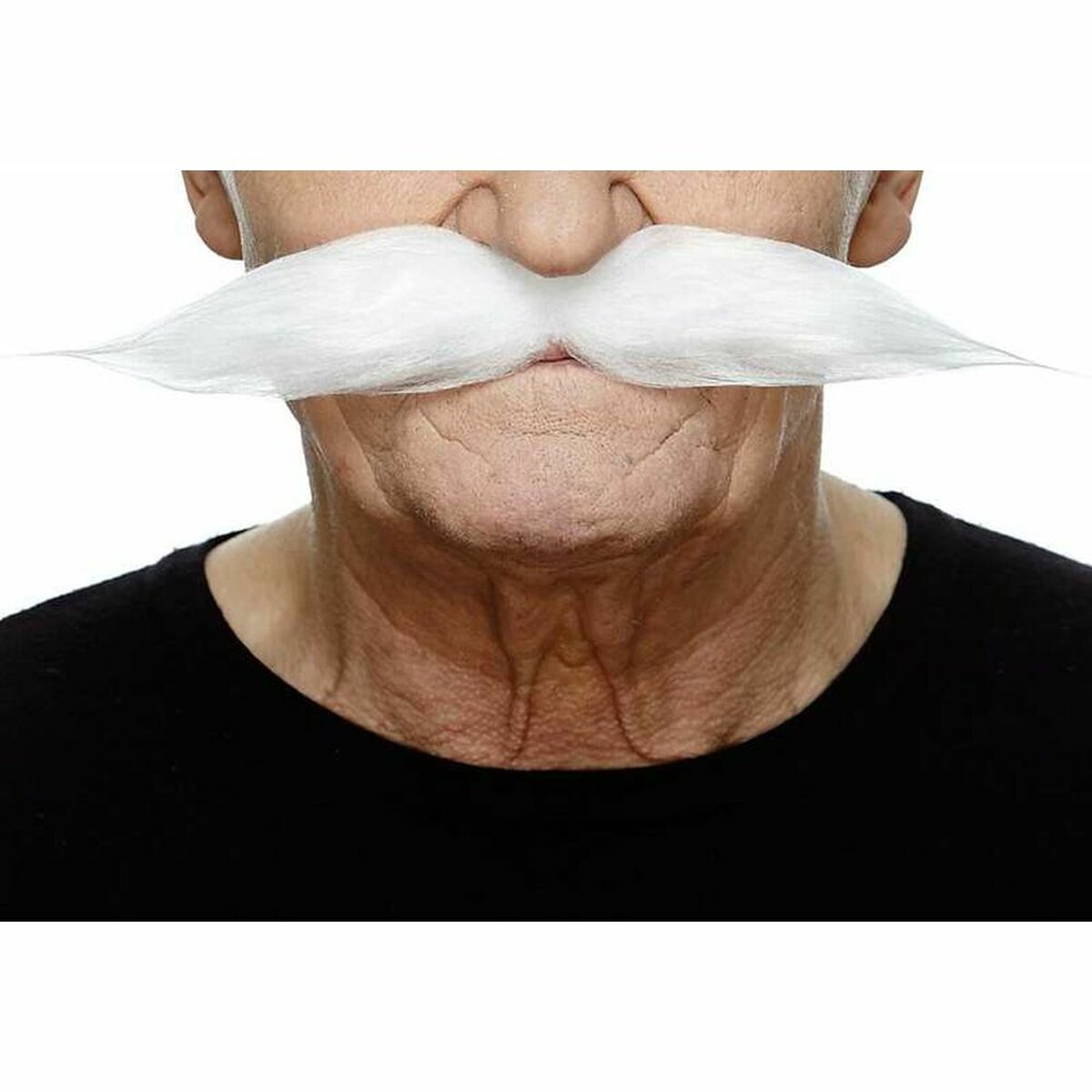 Närbild på en äldre persons ansikte som bär en stor, vit mustasch i 20-talsstil med utsvängda ändar, fäst ovanför överläppen.