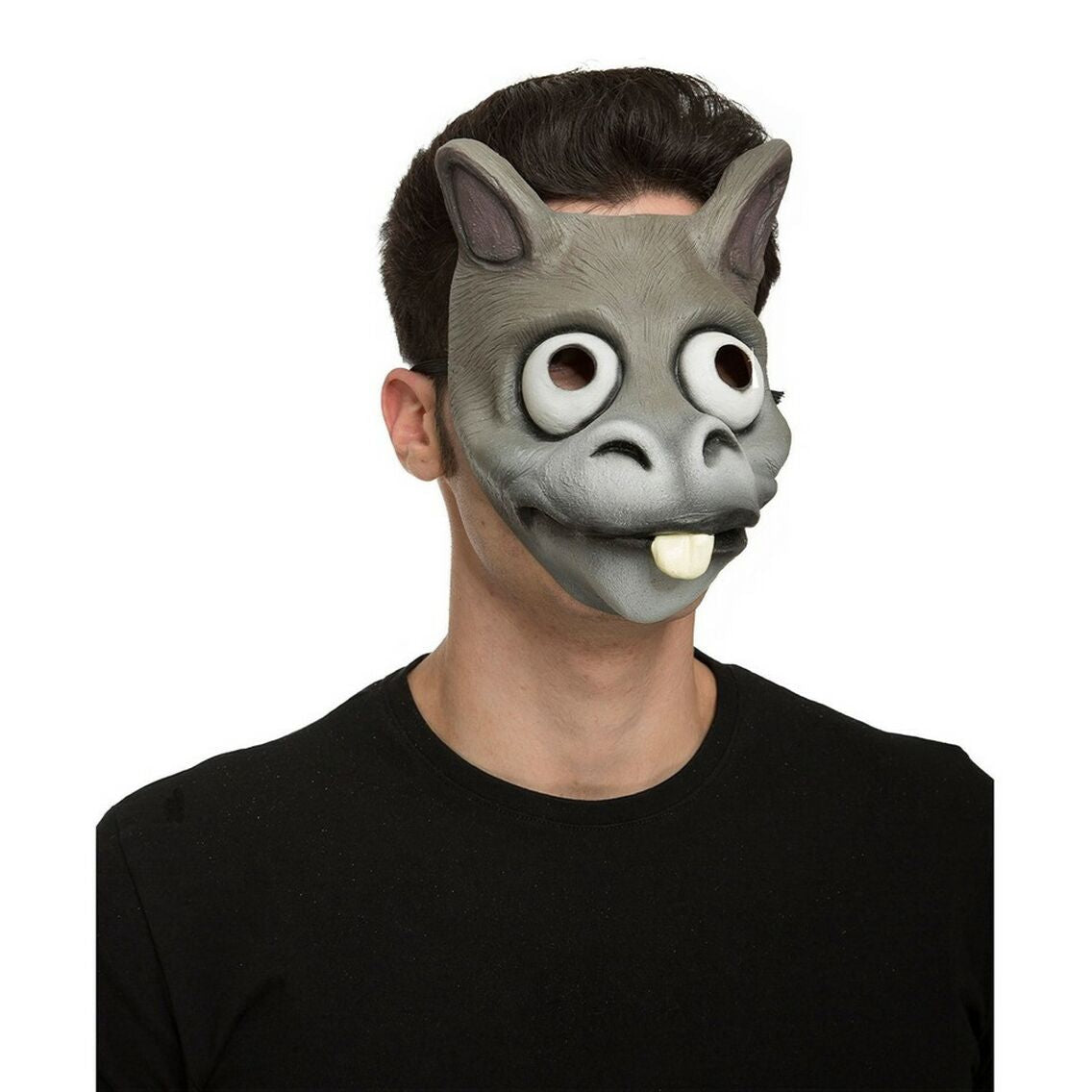 En man bär en grå, komisk åsnemask med stora stirrande ögon och en stor framtand, vilket ger ett korkat och roligt uttryck.