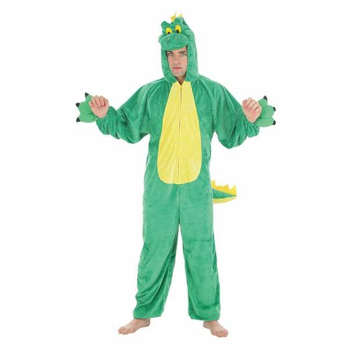 En man poserar i en komplett och mysig, grön dinosaurie-jumpsuit med en rolig huva med dinosaurie-ansikte och gula detaljer.