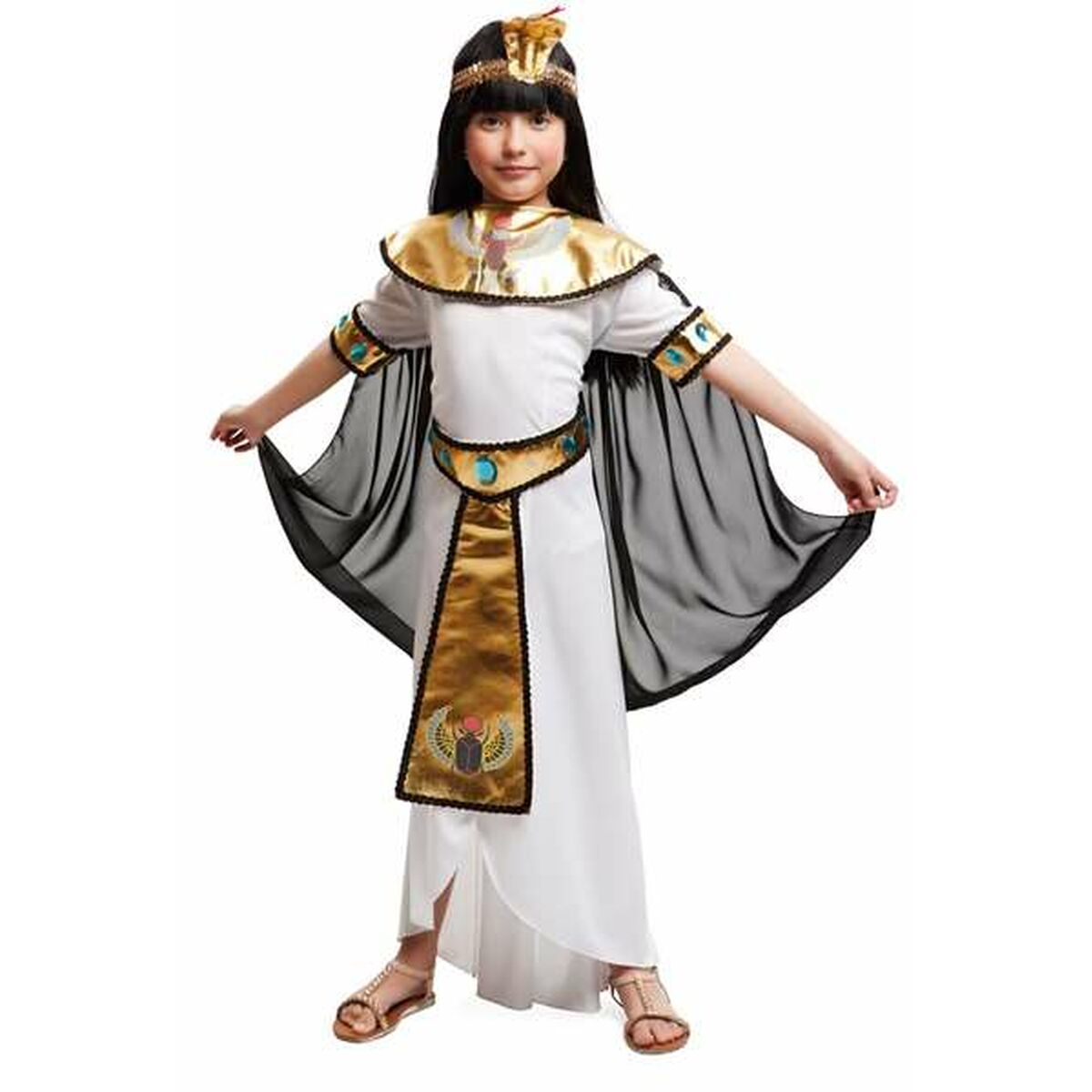 En flicka poserar i en komplett, Majestätisk Egyptisk Drottningdräkt för Barn, med vit klänning, guldkrage, svart cape och ett gyllene orm-diadem.