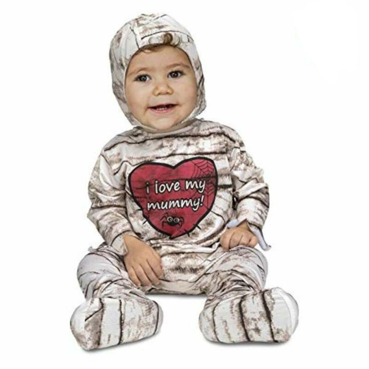Bebis i vit och grå mumie-maskeraddräkt med tryckt hjärta som säger "I love my mummy", sittandes på golvet och ler.