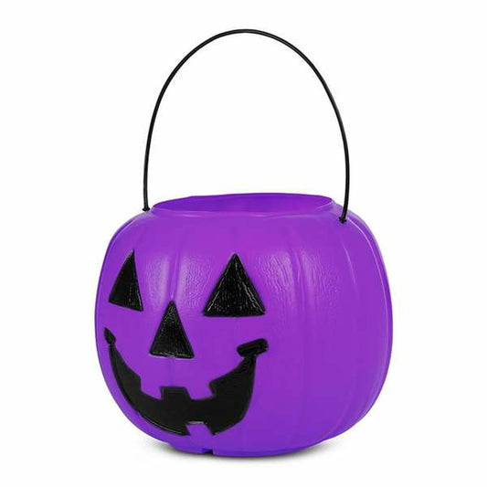En lila, pumpa-formad godishink i plast med ett glatt, svart jack-o'-lantern-ansikte och ett tunt, svart handtag fotad lite från sidan.
