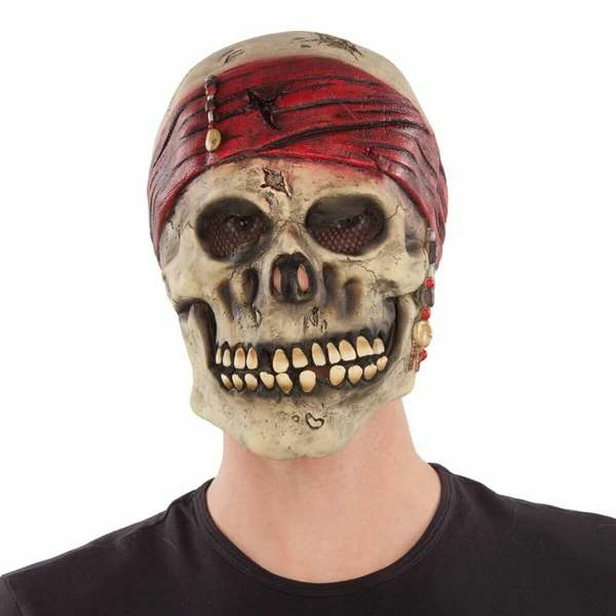 En person bär en heltäckande och läskig dödskallemask som föreställer en pirat, komplett med en sliten röd bandana med pärlor och ett brett, kusligt leende.