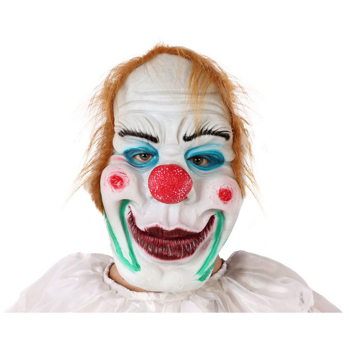 En person bär en ondskefull leende clownmask med rött hår, stor röd näsa och ett brett, läskigt leende.