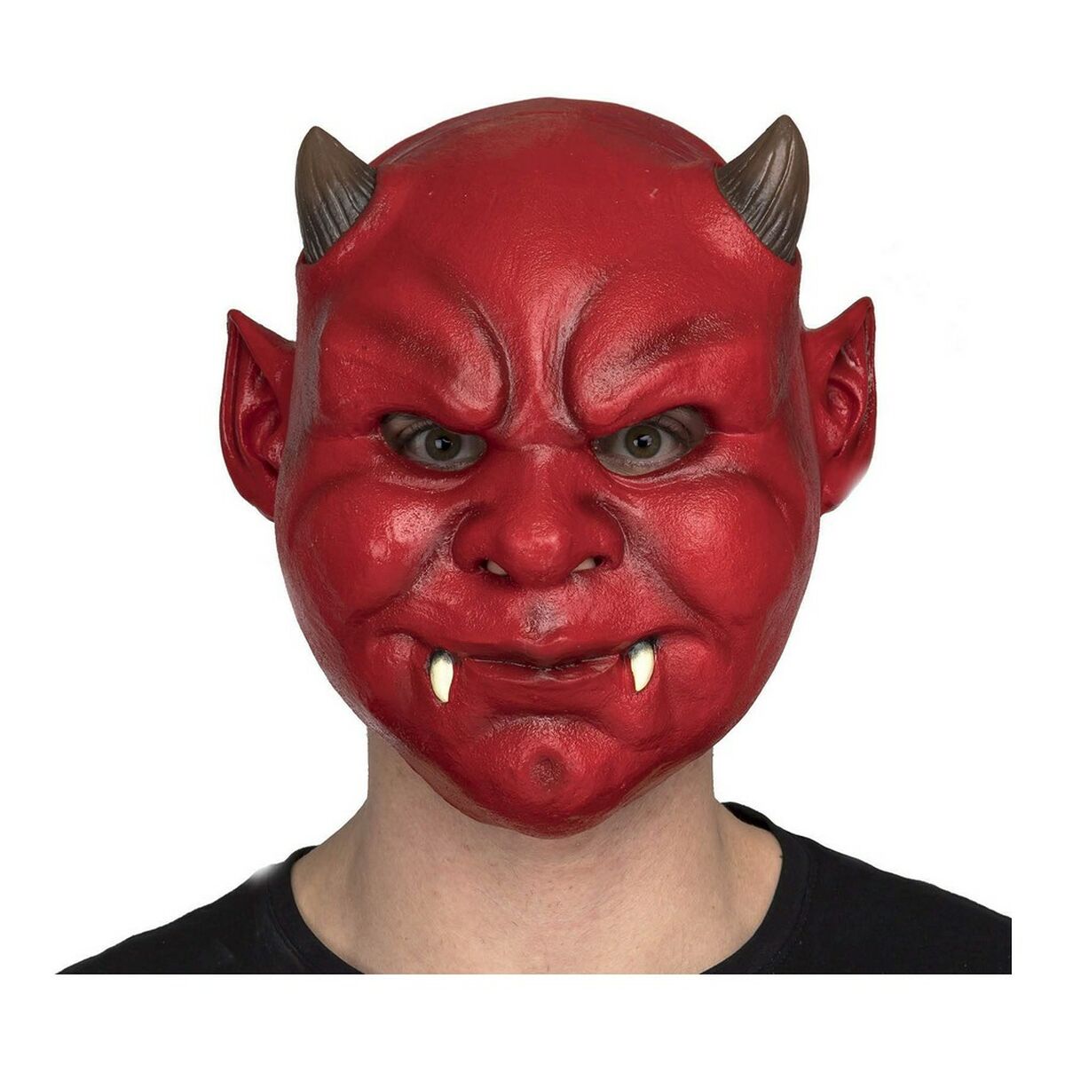 En person bär en Ondskefull Röd Baby-Demon Mask i latex, med ett knubbigt, argt ansikte, små horn och huggtänder.