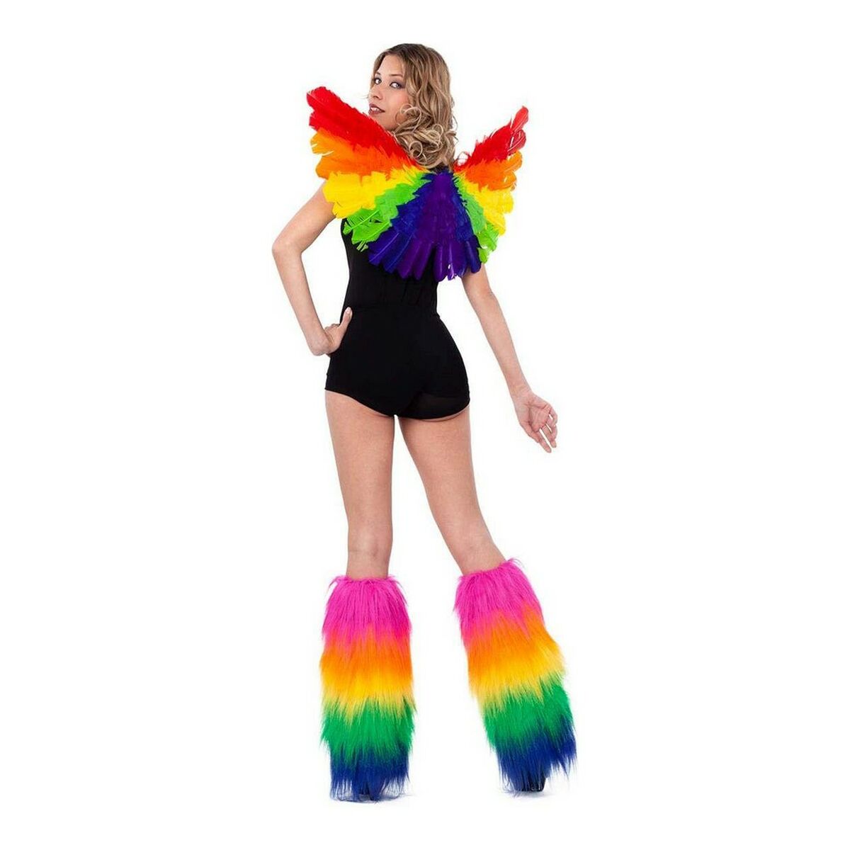 Helkroppsbild på kvinna med stora regnbågsfärgade fjädervingar i rött, orange, gult, grönt, blått och lila, perfekt för Pride eller maskerad.