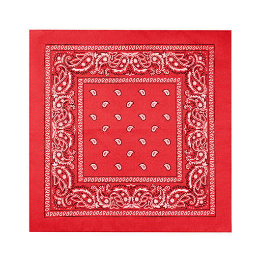 En röd bandana ligger utvikt mot vit bakgrund och visar sitt kvadratiska format, paisleymönster och dekorativa kant.