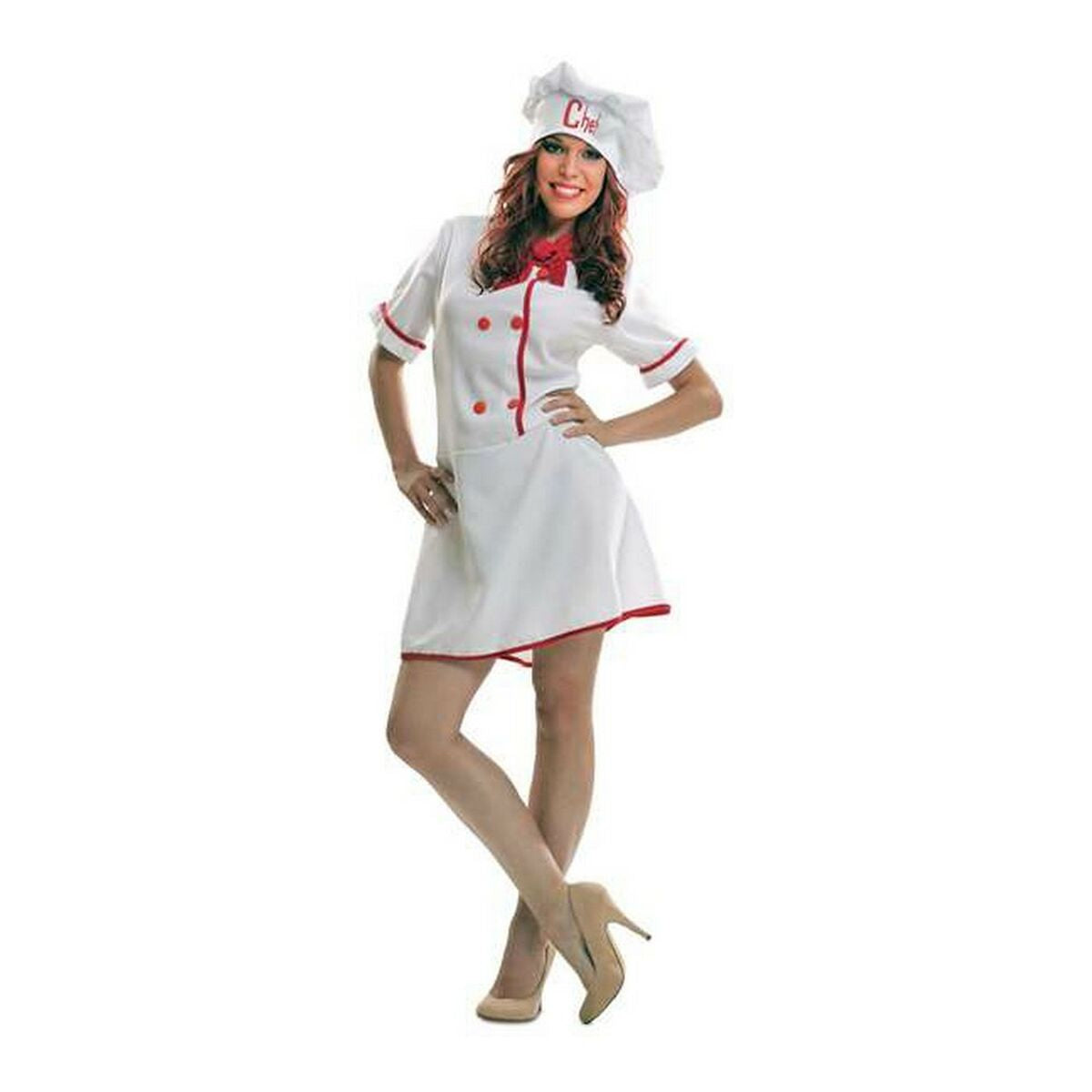 En leende kvinna poserar i en kort, vit kock-klänning med röda detaljer, en röd rosett och en klassisk, vit kockmössa med texten "Chef".