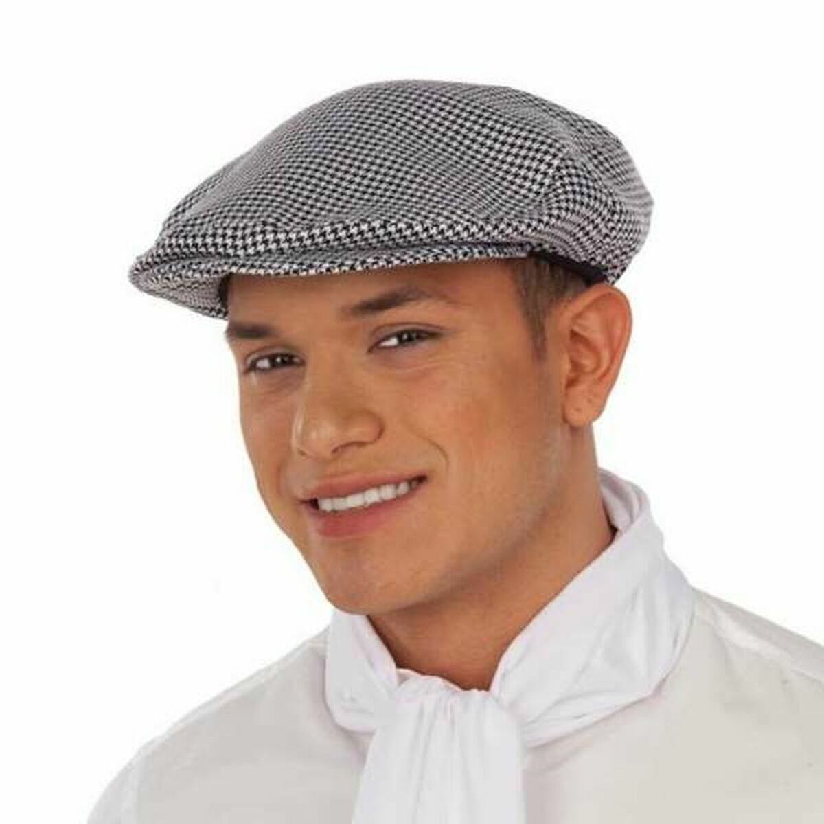 En leende man bär en klassisk, svartvit-rutig gubbkeps, perfekt för en Peaky Blinders- eller 20-tals gangster-look.