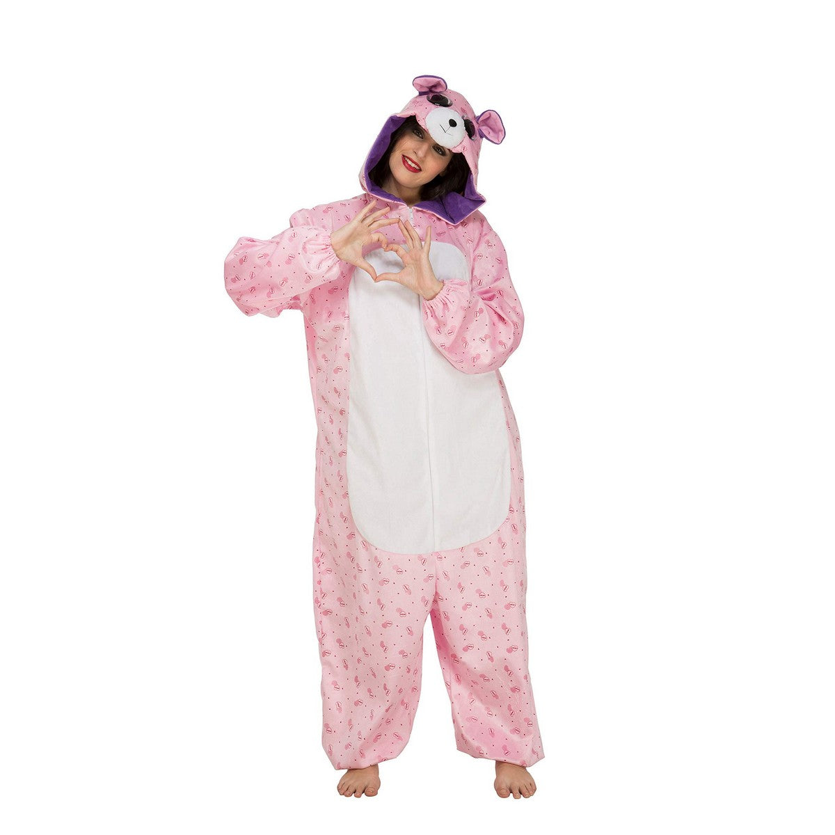 En leende kvinna formar ett hjärta med händerna, iklädd en supermysig, rosa nalle-jumpsuit med en huva med öron.