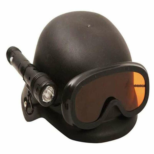 Närbild på en SWAT-hjälmen med ficklampa och goggles.