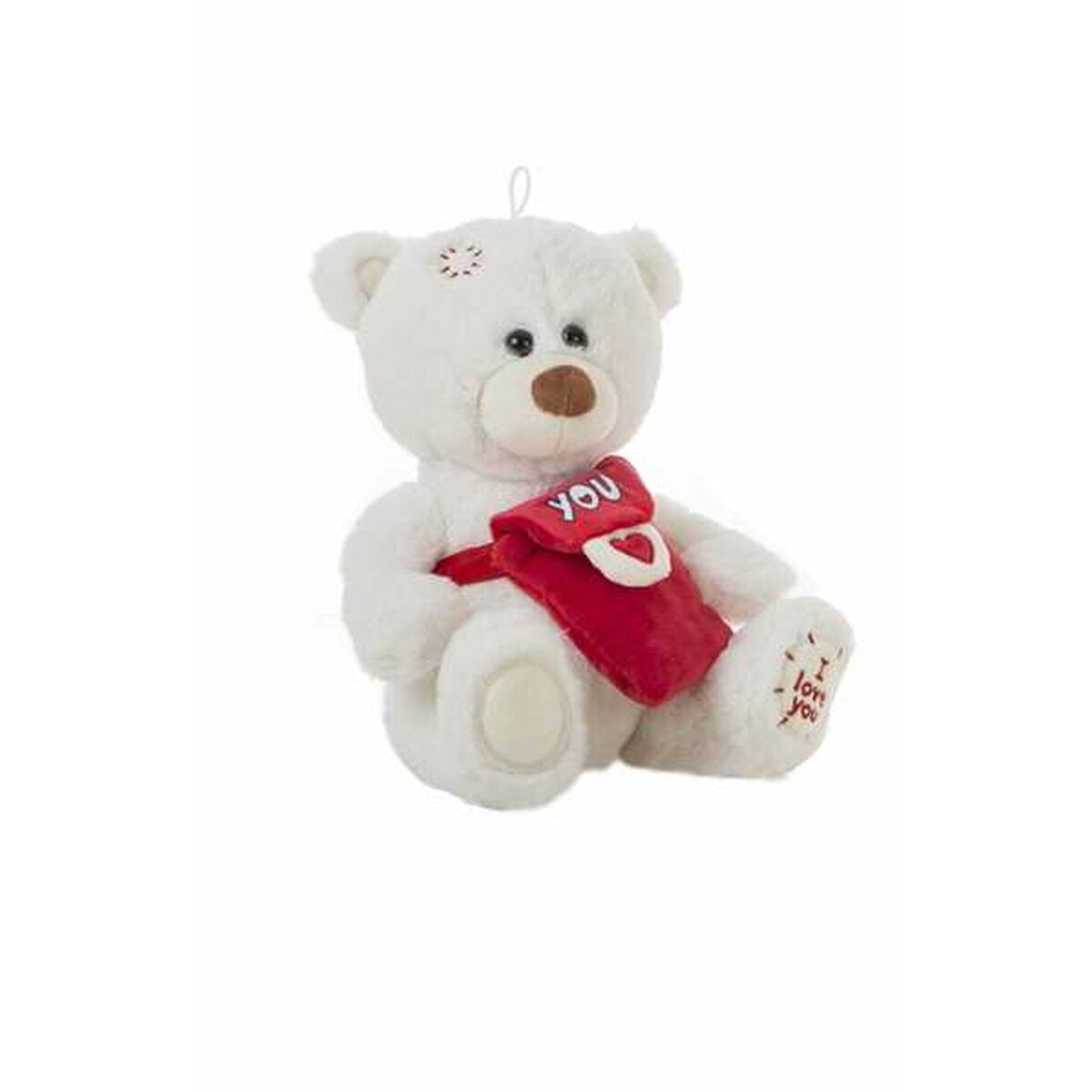 Vit sittande mjukisbjörn som bär en liten röd väska med texten YOU och har I love you broderat på ena fotsulan.