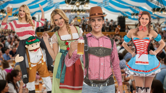 Kollage med fyra personer i olika Oktoberfest-kläder framför ett stämningsfullt öltält: en kvinna i en Huckepack-dräkt, en kvinna i en traditionell grön dirndl, en man i lederhosen-hängslen och en kvinna i en kort, blå tyrolerklänning.
