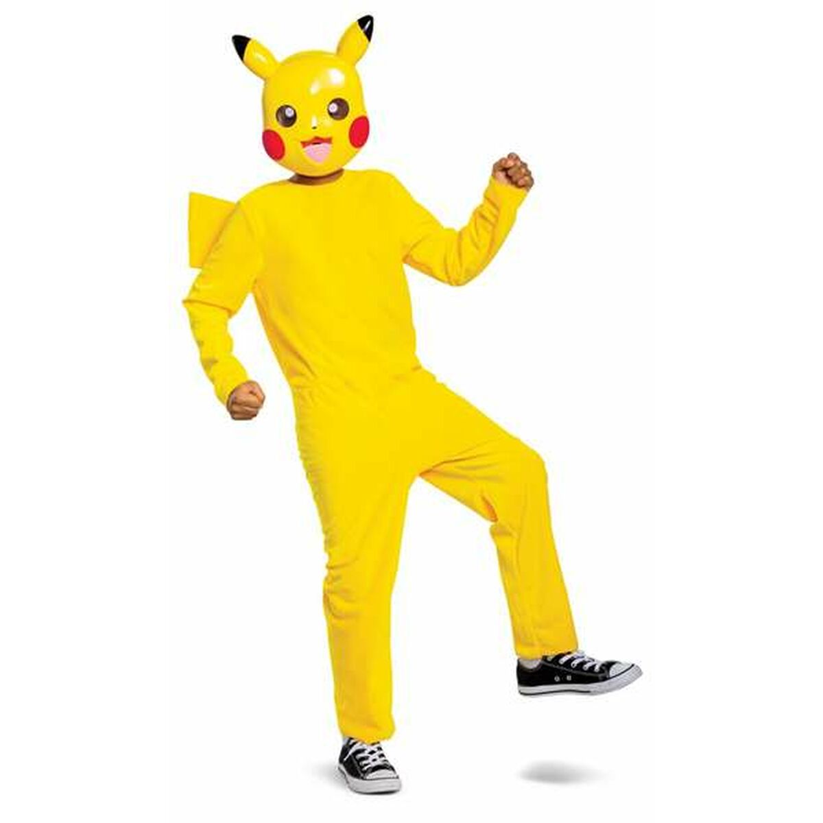 Ett barn iklädd en heltäckande gul Pikachu-dräkt med en stor, leende Pikachu-mask med utstickande tunga och svarta toppar på öronen.