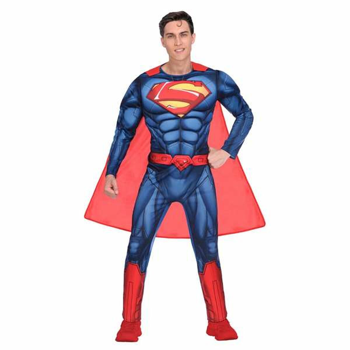 En vuxen man i en blå Superman-maskeraddräkt med tryckta muskler, rött bälte och en stor röd mantel som står mot vit bakgrund.