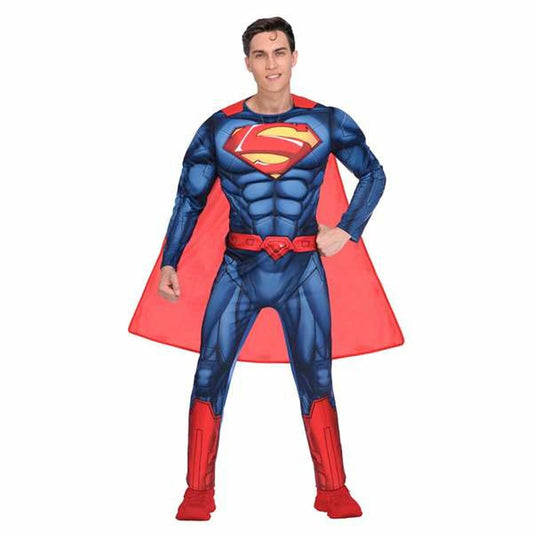 En vuxen man i en blå Superman-maskeraddräkt med tryckta muskler, rött bälte och en stor röd mantel som står mot vit bakgrund.
