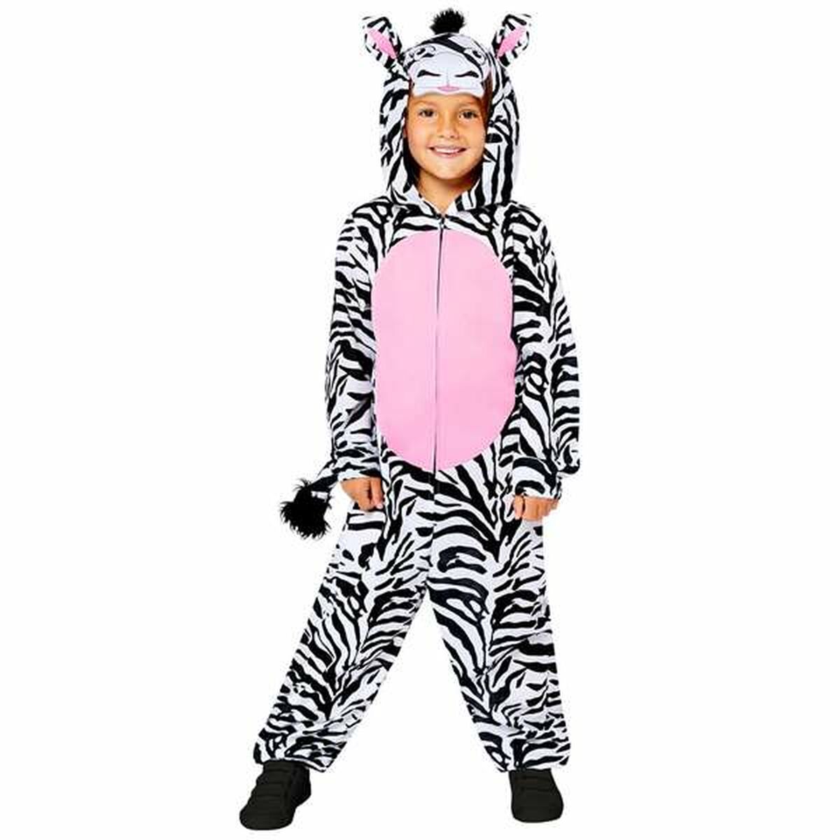 Ett glatt barn i en helkropps maskeraddräkt som föreställer en zebra med svartvita ränder, en rosa mage och en huva med öron och ansiktsdetaljer.