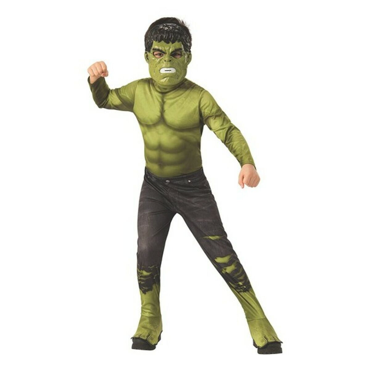 Ett barn poserar i en Hulk-maskeraddräkt med tryckta gröna muskler på överdelen och sönderrivna svarta byxor som avslöjar grön hud och stora gröna fötter.