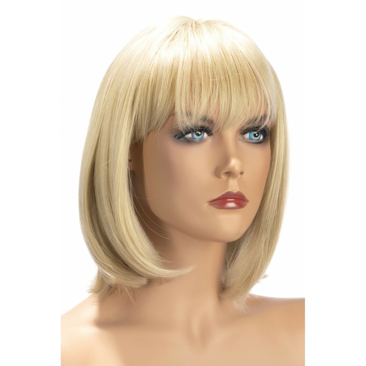En person bär en axellång blond peruk med lugg och naturlig volym.