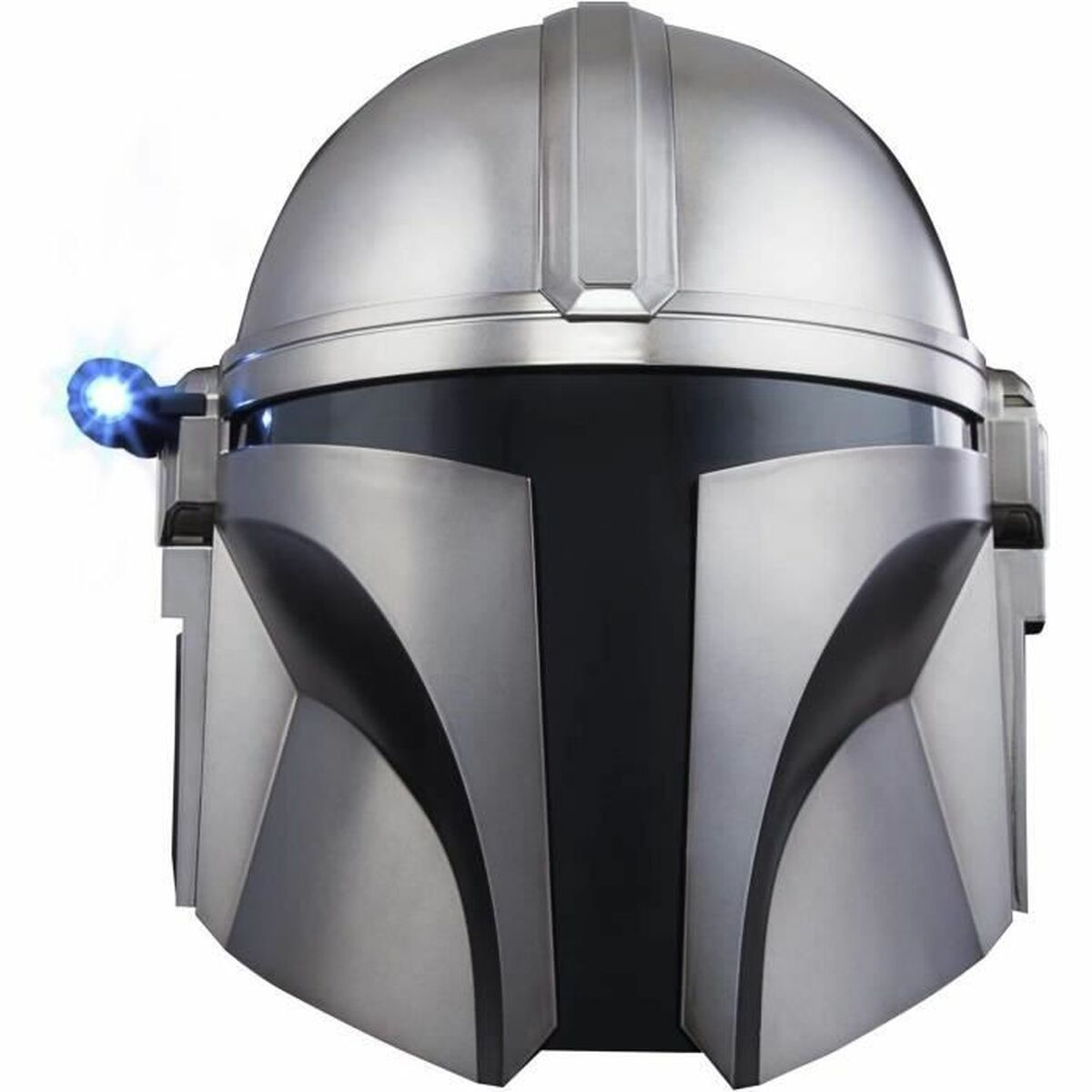 Närbild på en silverfärgad, detaljerad Mandalorian-hjälm från Star Wars The Black Series, med en liten blå ljuseffekt som simulerar en inbyggd lampa på sidan.