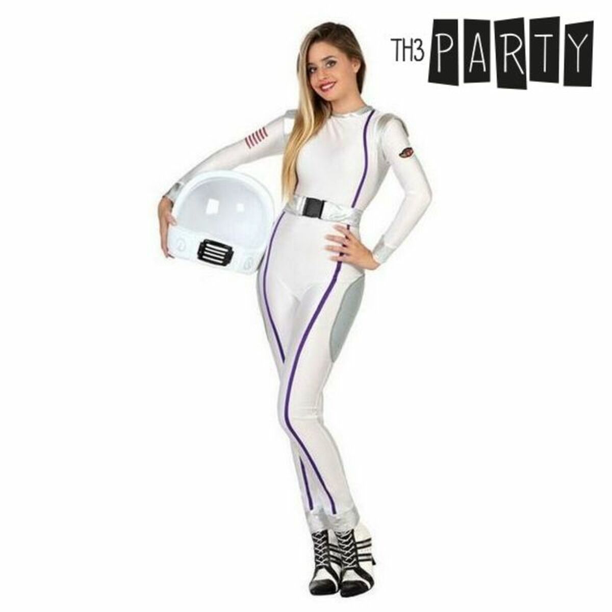 Kvinna i åtsittande vit astronautdräkt med lila detaljer och svart skärp, hon håller en vit hjälm i handen.