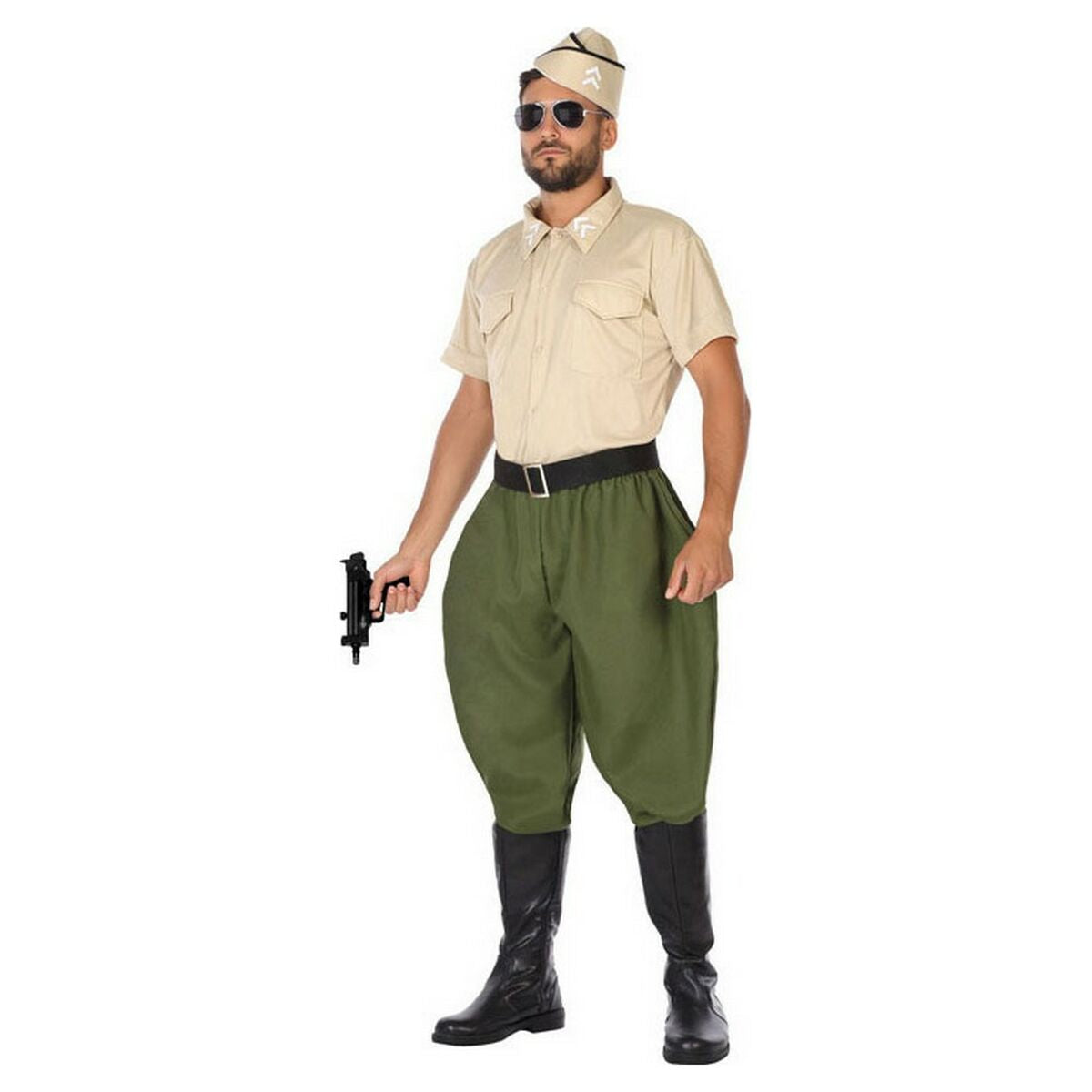 En man i en soldatmaskeraddräkt med beige kortärmad skjorta, militärgröna puffiga byxor, ett svart skärp och en matchande keps, hållandes i en leksakspistol.